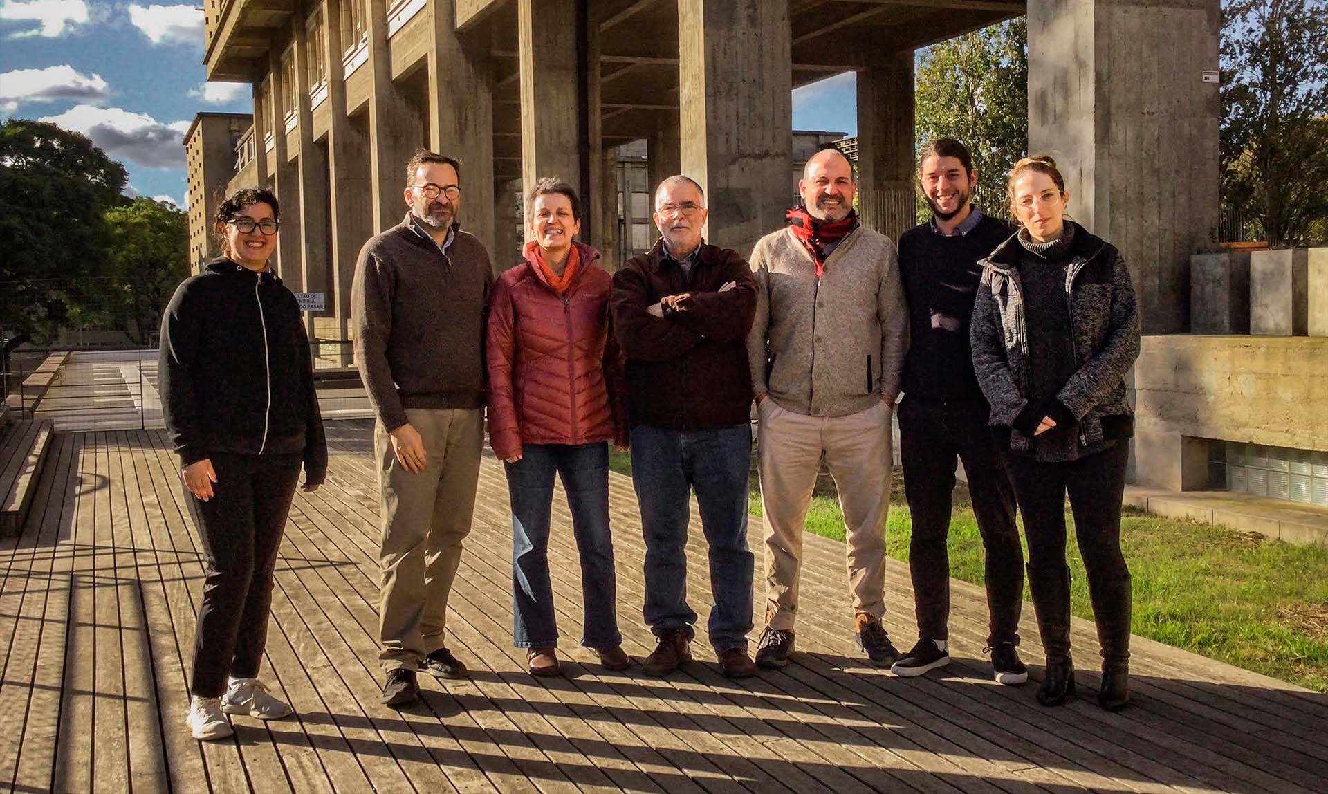 De izquierda a derecha: Lucía, Horacio, Adriana, Arturo, Santiago, Damián, Virginia.